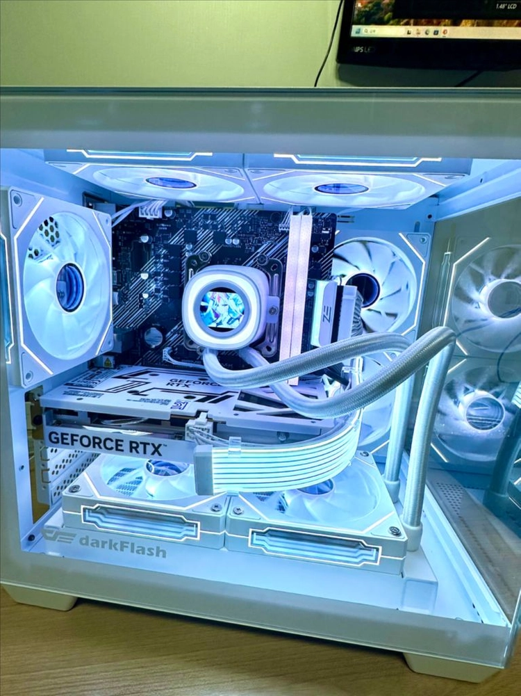 RTX 5060 새 그래픽카드 장착! 화이트 감성 게이밍 PC 완성형 이미지