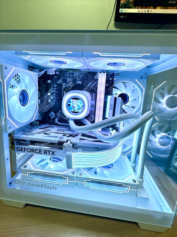 RTX 5060 새 그래픽카드 장착! 화이트 감성 게이밍 PC 완성형 이미지