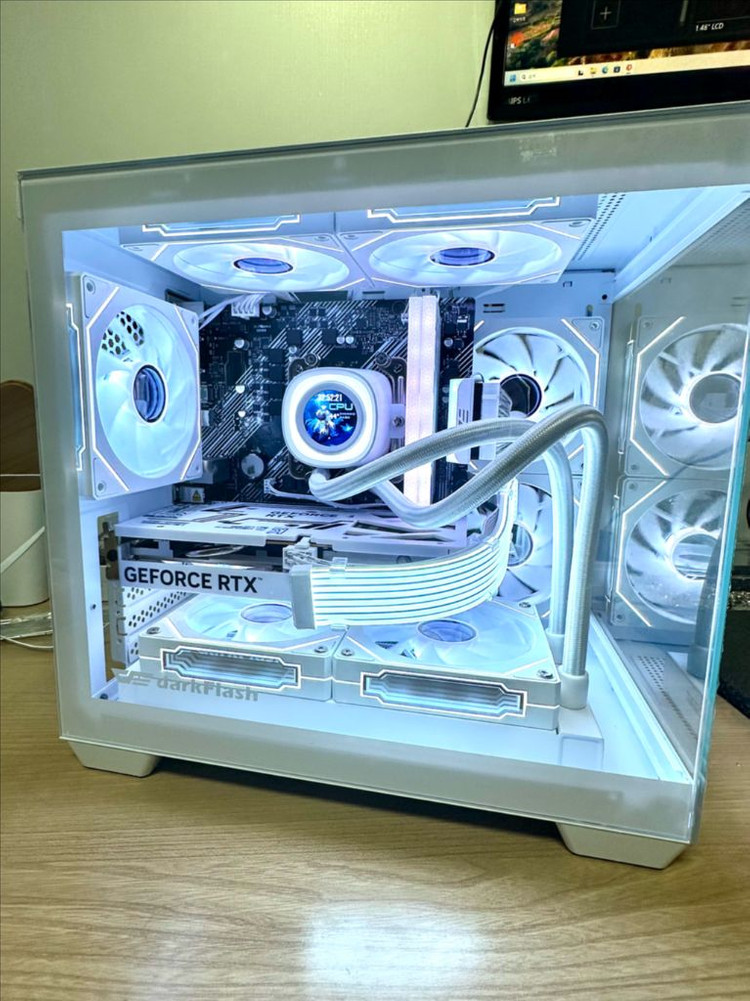 RTX 5060 새 그래픽카드 장착! 화이트 감성 게이밍 PC 완성형 이미지