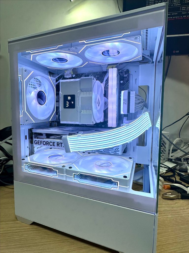 RTX 5060 새 그래픽카드 장착! 화이트 감성 게이밍 PC 완성형 이미지