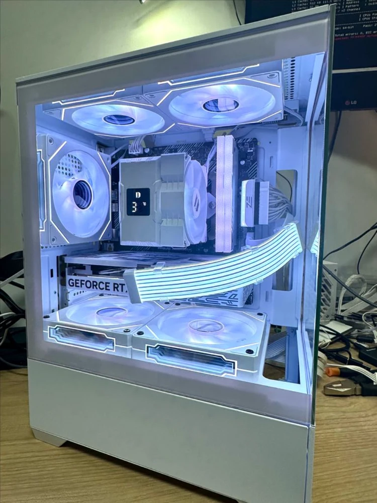 RTX 5060 새 그래픽카드 장착! 화이트 감성 게이밍 PC 완성형 - 안심되는 중고거래