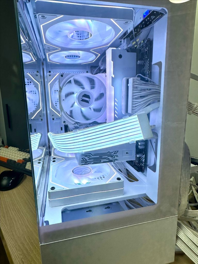 RTX 5060 새 그래픽카드 장착! 화이트 감성 게이밍 PC 완성형 이미지