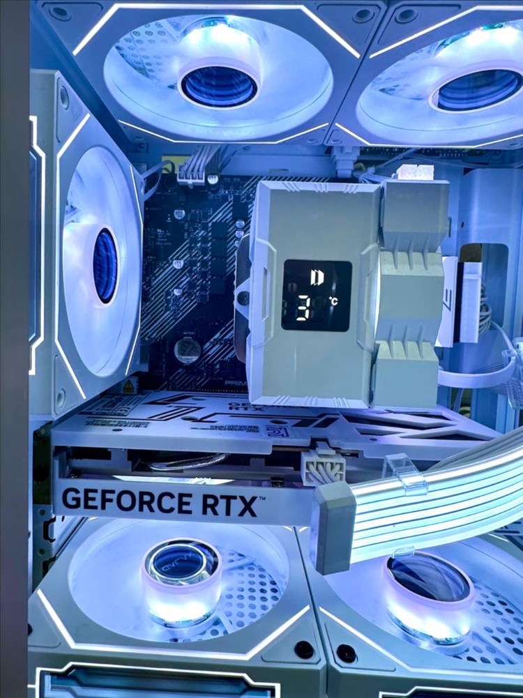 RTX 5060 새 그래픽카드 장착! 화이트 감성 게이밍 PC 완성형 이미지