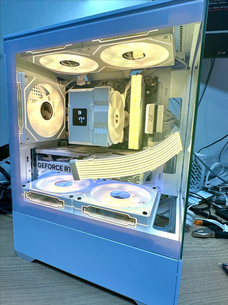 RTX 5060 새 그래픽카드 장착! 화이트 감성 게이밍 PC 완성형 이미지