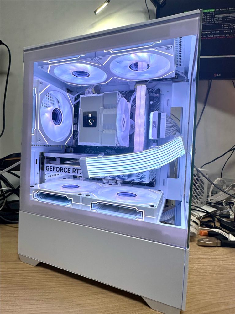 RTX 5060 새 그래픽카드 장착! 화이트 감성 게이밍 PC 완성형 이미지