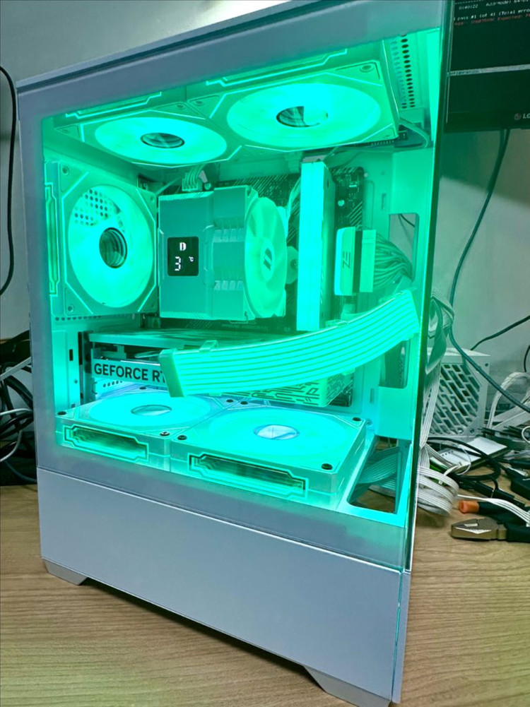 RTX 5060 새 그래픽카드 장착! 화이트 감성 게이밍 PC 완성형 이미지