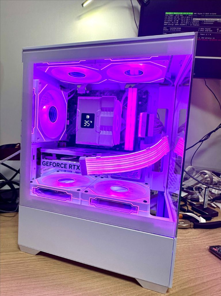 RTX 5060 새 그래픽카드 장착! 화이트 감성 게이밍 PC 완성형 이미지