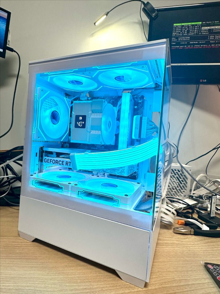 RTX 5060 새 그래픽카드 장착! 화이트 감성 게이밍 PC 완성형 이미지