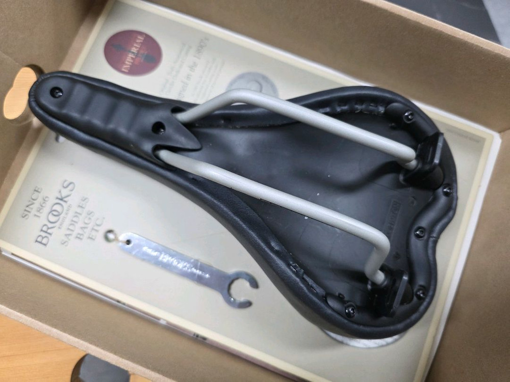 브롬톤 순정 안장 이미지