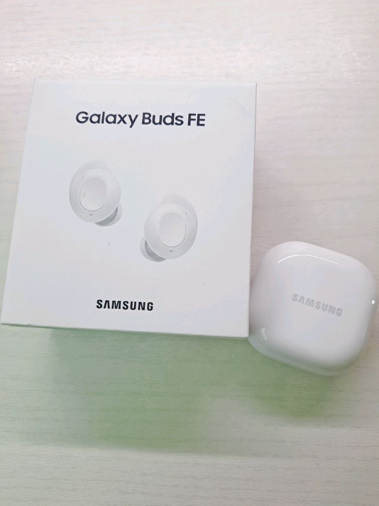 버즈 fe 화이트 본체 + 왼쪽 유닛 이미지