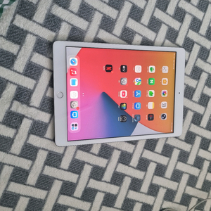 아이패드 32GB WiFi 실버 이미지