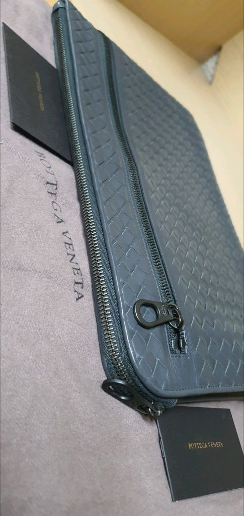 보테가베네타 클러치백 투지퍼 정품S급(감정O)구찌프라다루이비통디올고야드샤넬셀린느보테가생로랑발렌시아가버버리가방 이미지