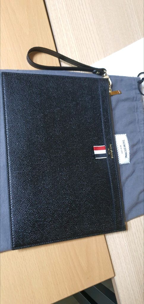 (미사용)톰브라운 클러치백 새상품급 정품(감정O)구찌프라다루이비통디올고야드샤넬셀린느보테가생로랑발렌시아가버버리가방 이미지