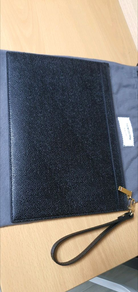 (미사용)톰브라운 클러치백 새상품급 정품(감정O)구찌프라다루이비통디올고야드샤넬셀린느보테가생로랑발렌시아가버버리가방 이미지