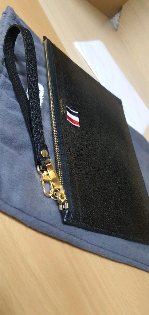 (미사용)톰브라운 클러치백 새상품급 정품(감정O)구찌프라다루이비통디올고야드샤넬셀린느보테가생로랑발렌시아가버버리가방 이미지