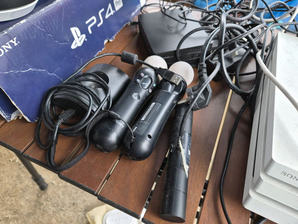 게임 콘솔 플스4프로 + VR 헤드셋 세트 이미지