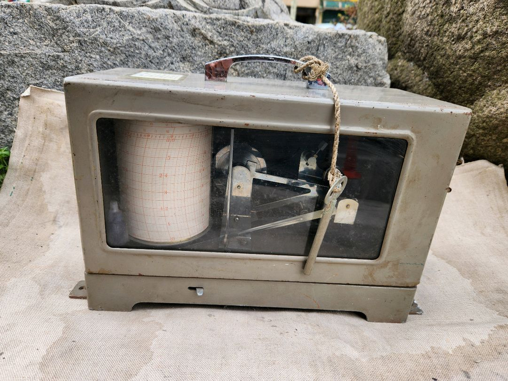 일본 빈티지 기상관측장비 자기기압계(Richard type barograph) 이미지