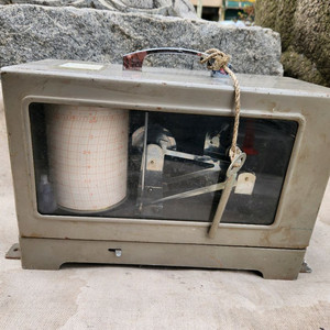 일본 빈티지 기상관측장비 자기기압계(Richard type barograph) 이미지