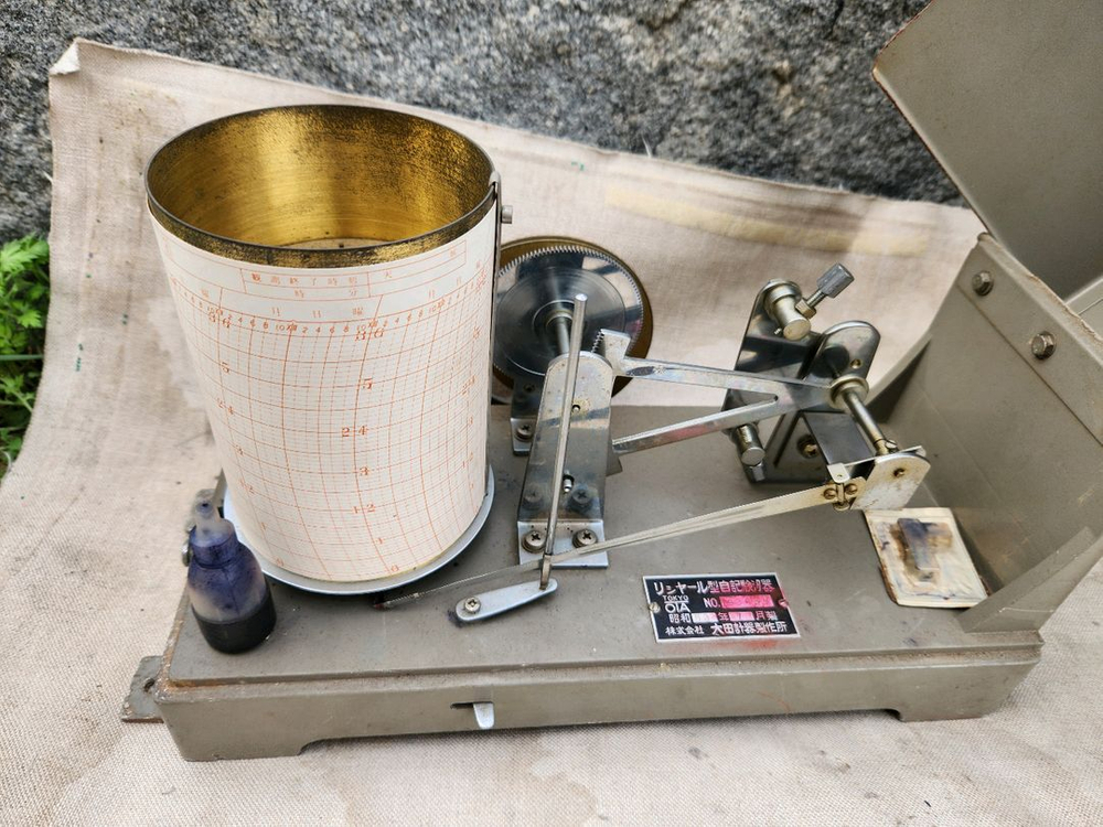 일본 빈티지 기상관측장비 자기기압계(Richard type barograph) 이미지