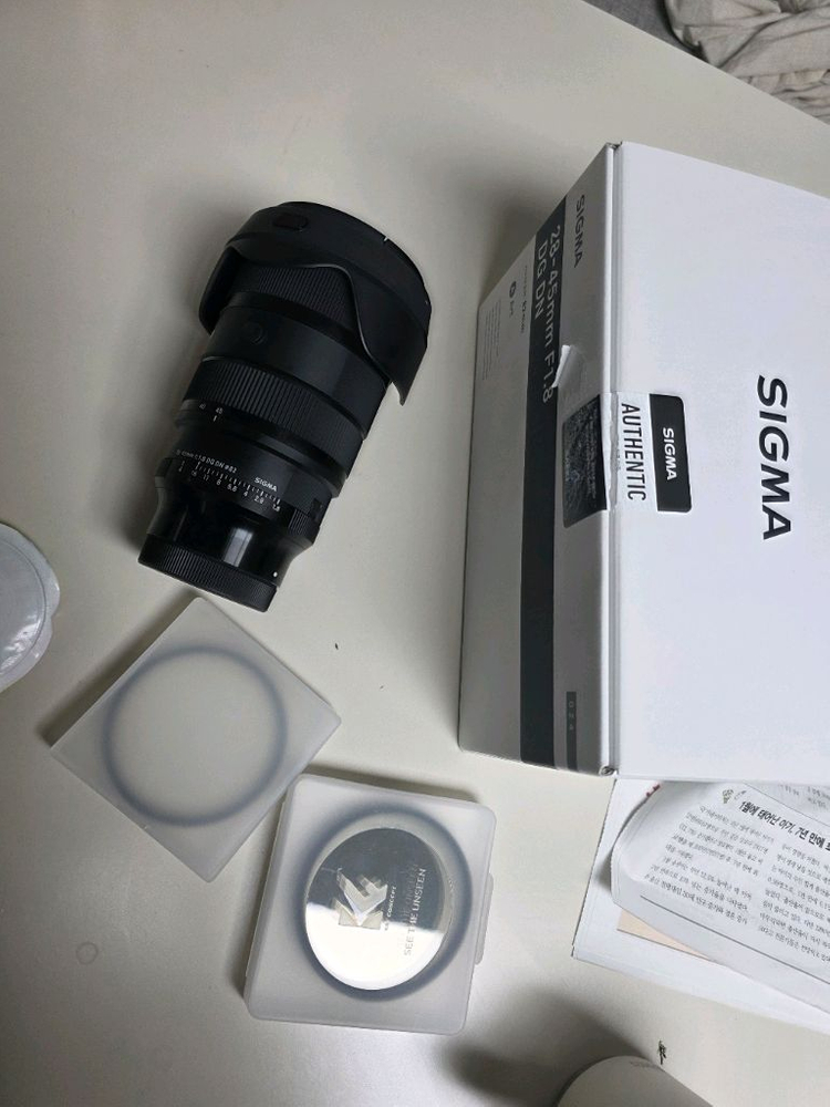 시그마 28-45 f1.8렌즈입니다. 각종 필터 포함 l마운트 이미지