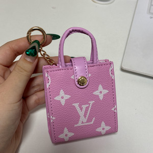 (새상품) 루이비통 핑크 가방키링 에어팟케이스 이미지