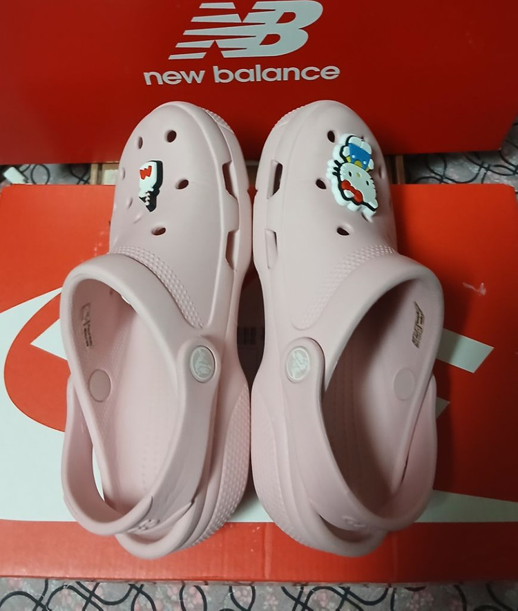 크록스정품 J2 210 키티 지비츠포함 이미지