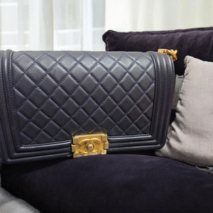 샤넬 보이백 네이비 금장 이미지