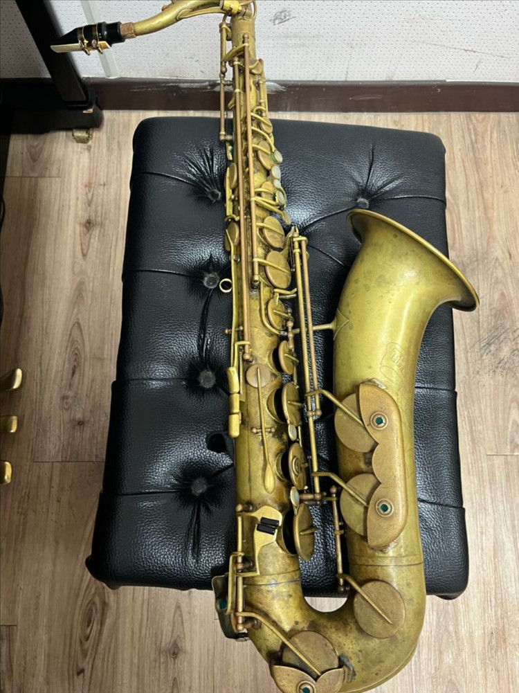 60년대 빈티지 독일제 줄리어스 더 뉴 킹 테너 색소폰 판매합니다. 이미지