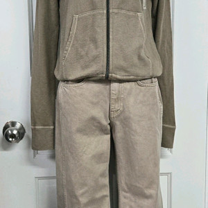 파사드패턴 베이지팬츠 이미지