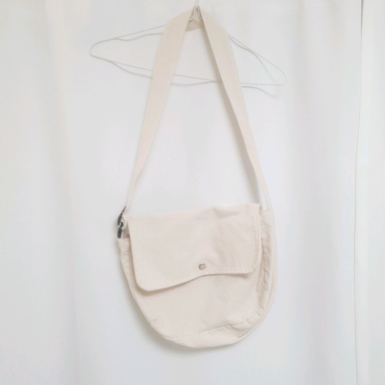 아메카지 캔버스 덮개 크로스백 아이보리 / 바온 러브앤드팝 수달쌀롱 네오랑 녕이옷장 로버블 빈블 이미지