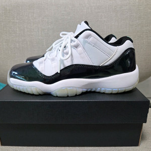 조던 11 레트로 로우 이리디센트 230 이미지