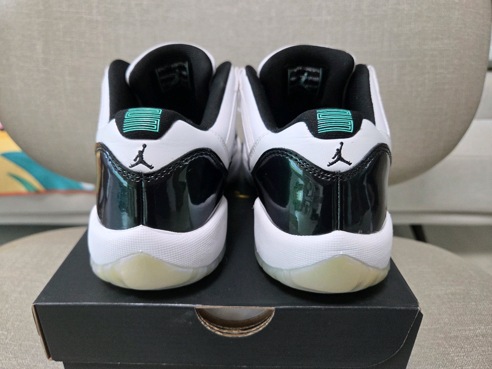 조던 11 레트로 로우 이리디센트 230 이미지