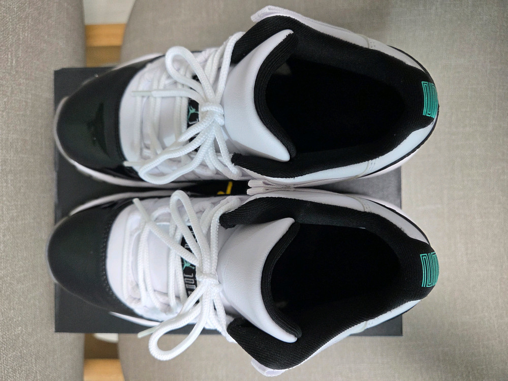 조던 11 레트로 로우 이리디센트 230 이미지