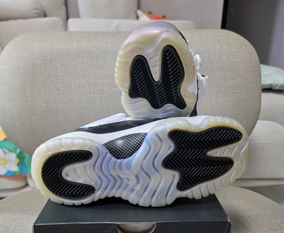 조던 11 레트로 로우 이리디센트 230 이미지