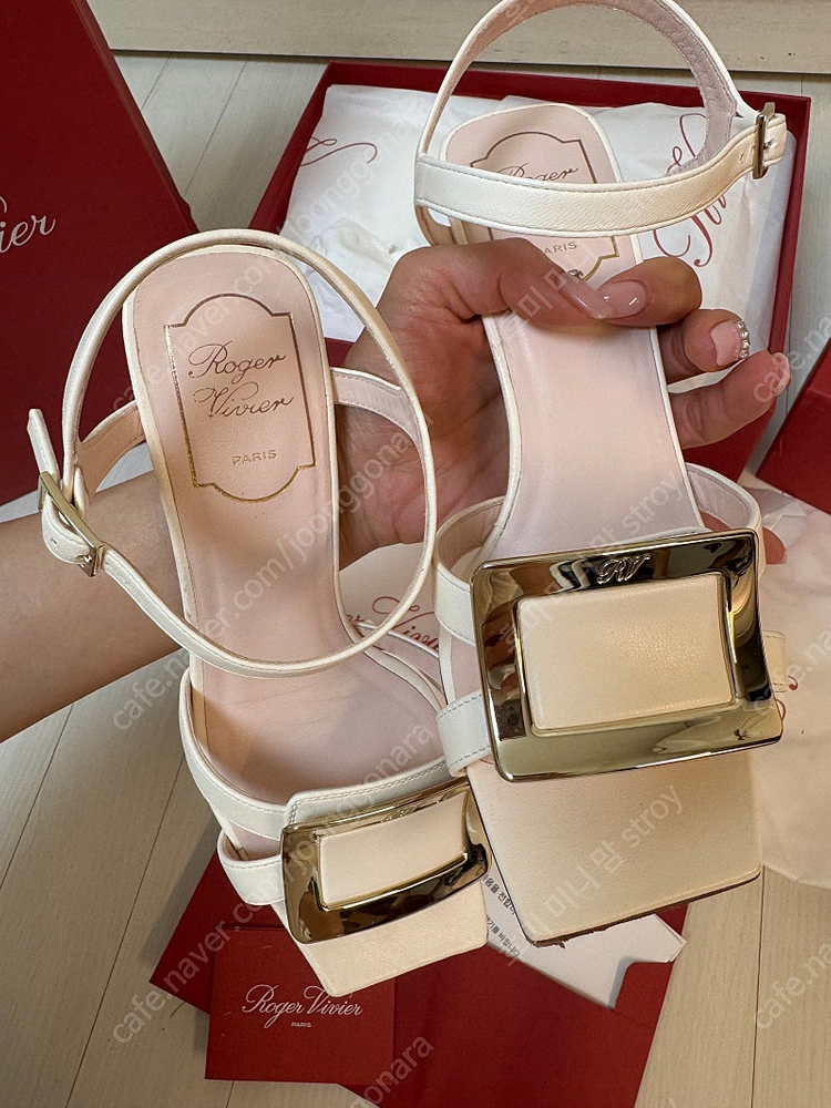 풀박 로저 비비에 25SS신상(36반,240)정가260만원 이미지