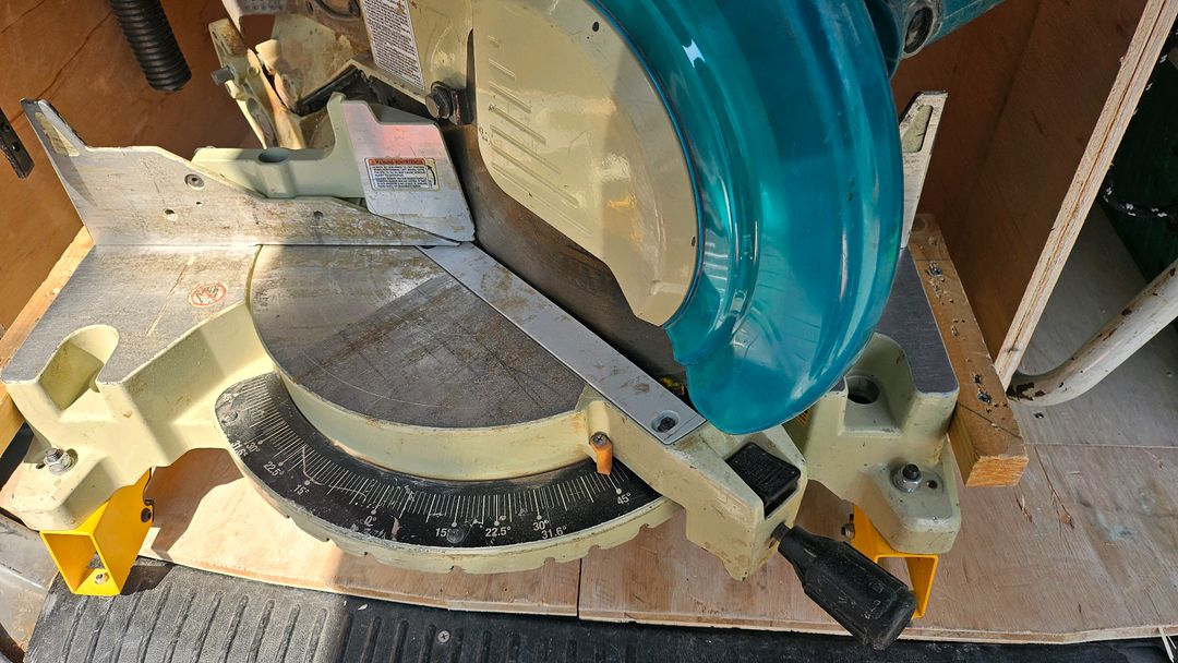 마끼다 12인치각도절단기ls1221 이미지