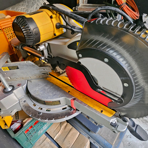 디월트 12인치슬라이딩 각도절단기 이미지