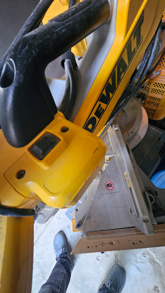 디월트 12인치슬라이딩 각도절단기 이미지