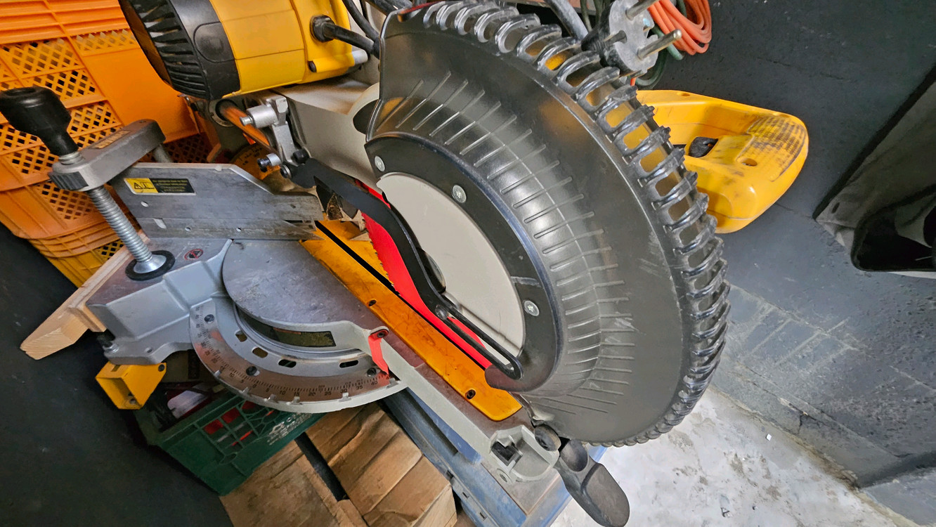 디월트 12인치슬라이딩 각도절단기 이미지