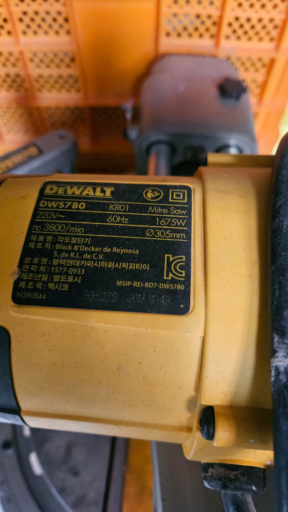 디월트 12인치슬라이딩 각도절단기 이미지