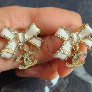 샤귀걸이 리본 드롭 귀걸이 화이트 옐골 (새상품) 이미지