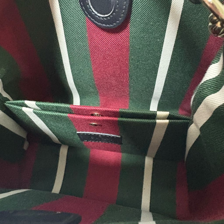 구찌 GG 엠블럼 스몰 버킷백 새상품급 풀구성 팝니다. 이미지