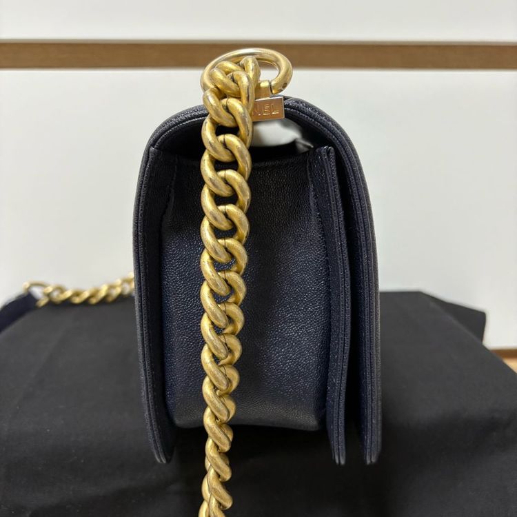 샤넬 보이백 미듐 캐비어 다크네이비 엔틱금장 백화점구매 팝니다. 이미지