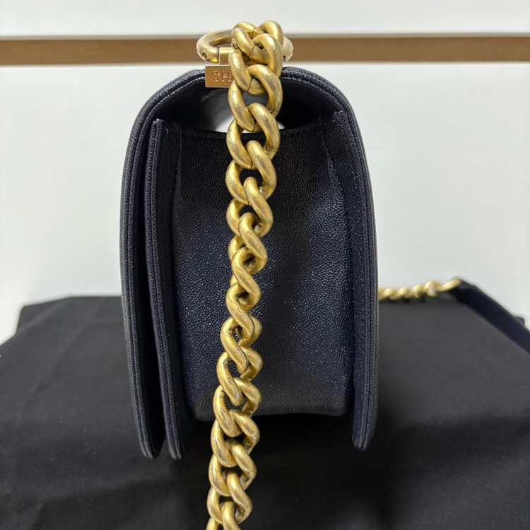 샤넬 보이백 미듐 캐비어 다크네이비 엔틱금장 백화점구매 팝니다. 이미지