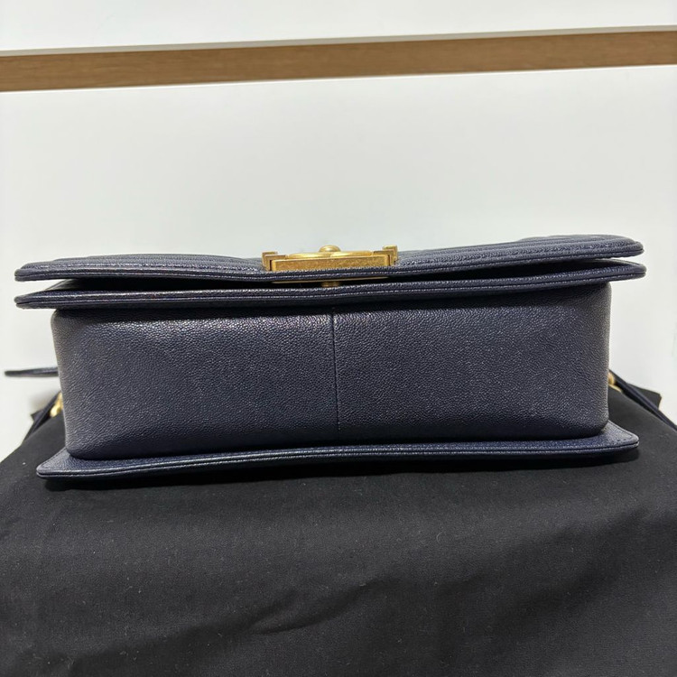 샤넬 보이백 미듐 캐비어 다크네이비 엔틱금장 백화점구매 팝니다. 이미지