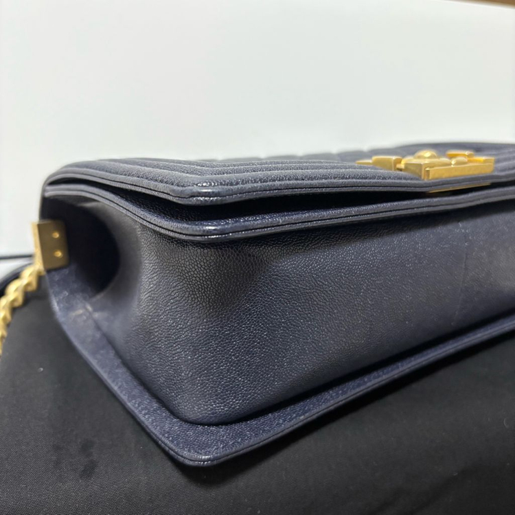 샤넬 보이백 미듐 캐비어 다크네이비 엔틱금장 백화점구매 팝니다. 이미지