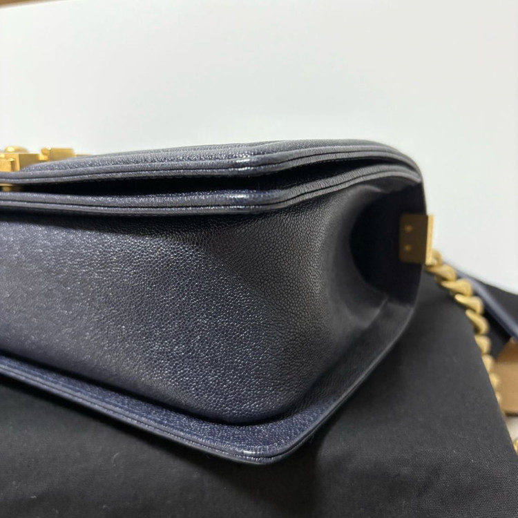 샤넬 보이백 미듐 캐비어 다크네이비 엔틱금장 백화점구매 팝니다. 이미지