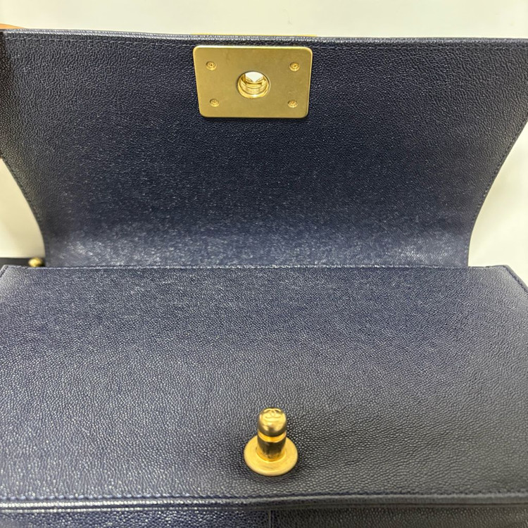 샤넬 보이백 미듐 캐비어 다크네이비 엔틱금장 백화점구매 팝니다. 이미지