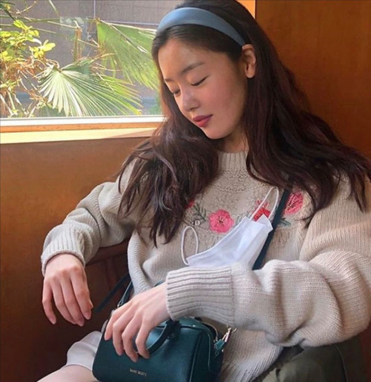 류이서,한선화착용:)보카바카 플라워 자수 니트-베이지 이미지