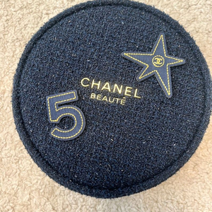 새제품)25년 샤넬홀리데이 트위드 원형파우치 + 샤넬 넘버5 자수패치 스티커 세트 이미지